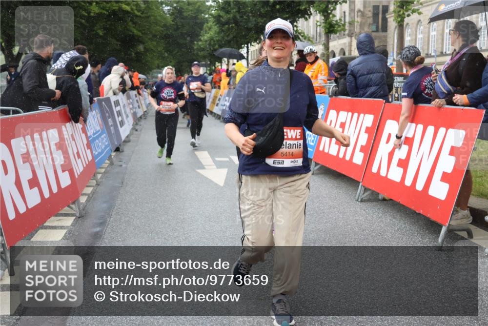 14.06.2026 - REWE Women's Run Strokosch-Dieckow http://msf.ph/oto/9773659 14.06.2026 11:08:41 Ziel 5224, 5235, 5414, 5596, 5851, 5852, 5994 meine-sportfotos.de