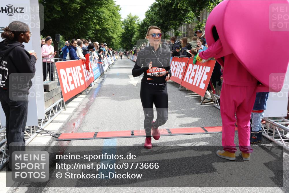 14.06.2026 - REWE Women's Run Strokosch-Dieckow http://msf.ph/oto/9773666 14.06.2026 10:54:16 Ziel 5477, 5652 meine-sportfotos.de
