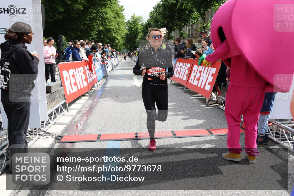 14.06.2026 - REWE Women's Run Strokosch-Dieckow http://msf.ph/oto/9773678 14.06.2026 10:54:16 Ziel 5477, 5652 meine-sportfotos.de