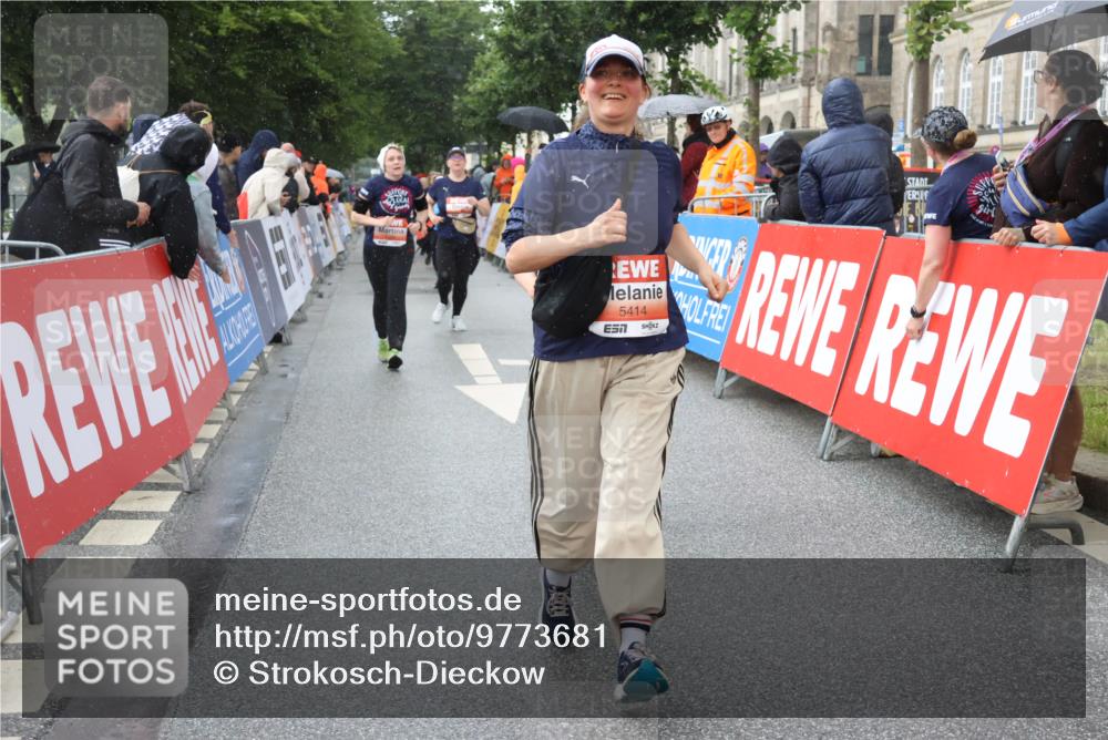 14.06.2026 - REWE Women's Run Strokosch-Dieckow http://msf.ph/oto/9773681 14.06.2026 11:08:41 Ziel 5224, 5235, 5414, 5596, 5851, 5852, 5994 meine-sportfotos.de