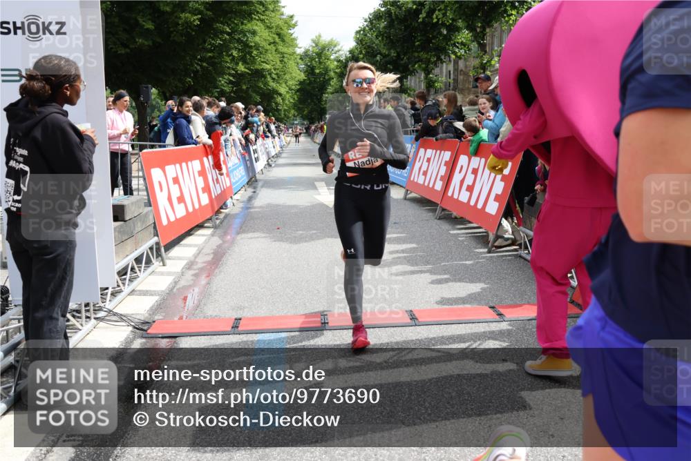 14.06.2026 - REWE Women's Run Strokosch-Dieckow http://msf.ph/oto/9773690 14.06.2026 10:54:16 Ziel 5477, 5652 meine-sportfotos.de