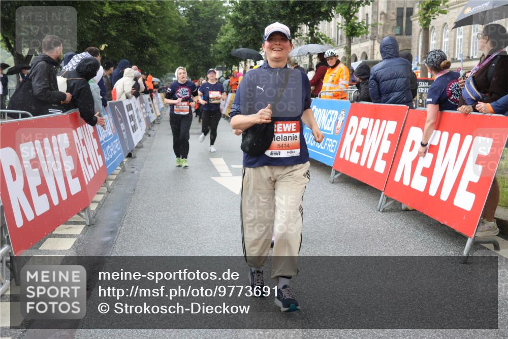 14.06.2026 - REWE Women's Run Strokosch-Dieckow http://msf.ph/oto/9773691 14.06.2026 11:08:41 Ziel 5224, 5235, 5414, 5596, 5851, 5852, 5994 meine-sportfotos.de