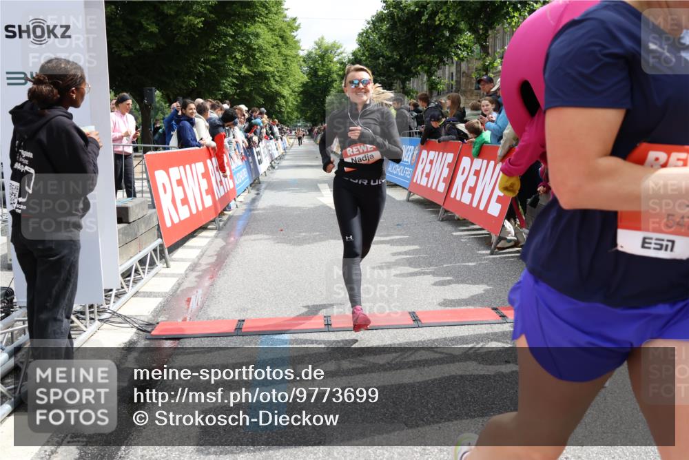 14.06.2026 - REWE Women's Run Strokosch-Dieckow http://msf.ph/oto/9773699 14.06.2026 10:54:16 Ziel 5477, 5652 meine-sportfotos.de