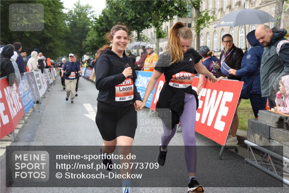 14.06.2026 - REWE Women's Run Strokosch-Dieckow http://msf.ph/oto/9773709 14.06.2026 11:08:37 Ziel 5175, 5296, 5411, 5414, 5459, 5851, 5852, 5875, 5900, 5931, 5949, 5994 meine-sportfotos.de