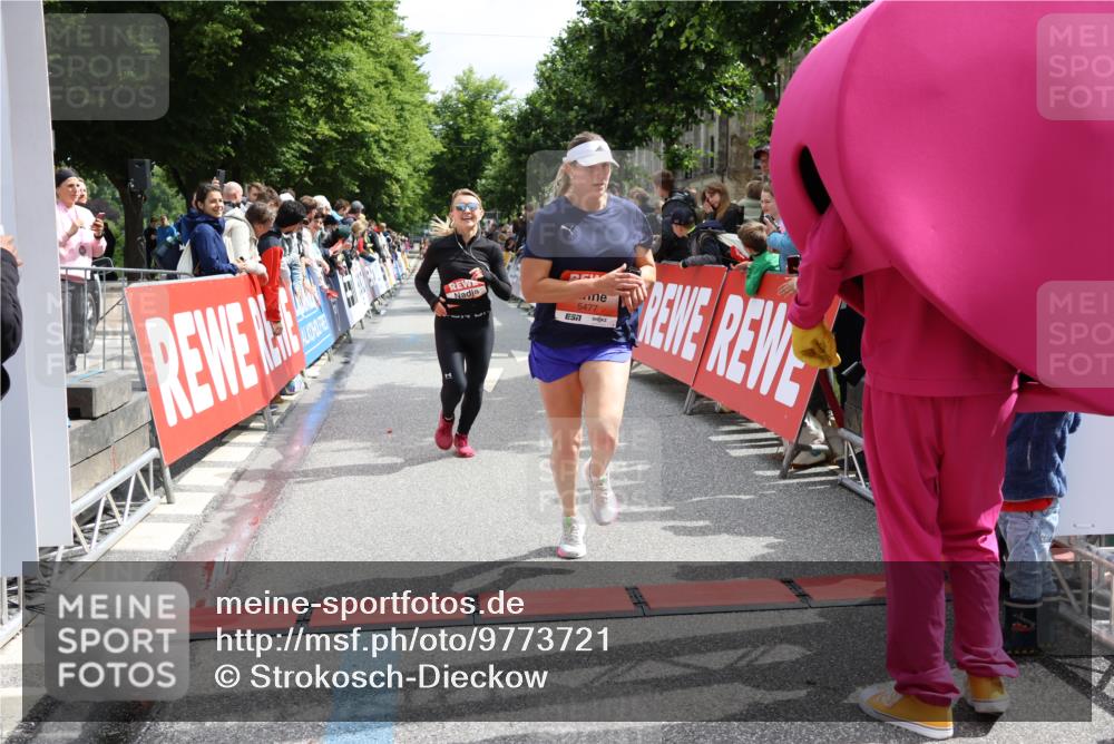 14.06.2026 - REWE Women's Run Strokosch-Dieckow http://msf.ph/oto/9773721 14.06.2026 10:54:15 Ziel 5477, 5652 meine-sportfotos.de