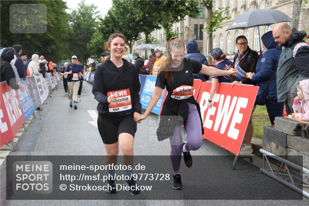 14.06.2026 - REWE Women's Run Strokosch-Dieckow http://msf.ph/oto/9773728 14.06.2026 11:08:37 Ziel 5175, 5296, 5411, 5414, 5459, 5851, 5852, 5875, 5900, 5931, 5949, 5994 meine-sportfotos.de