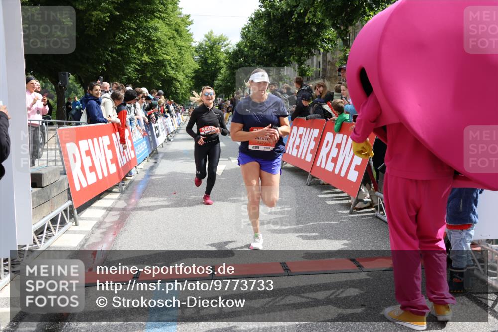 14.06.2026 - REWE Women's Run Strokosch-Dieckow http://msf.ph/oto/9773733 14.06.2026 10:54:15 Ziel 5477, 5652 meine-sportfotos.de
