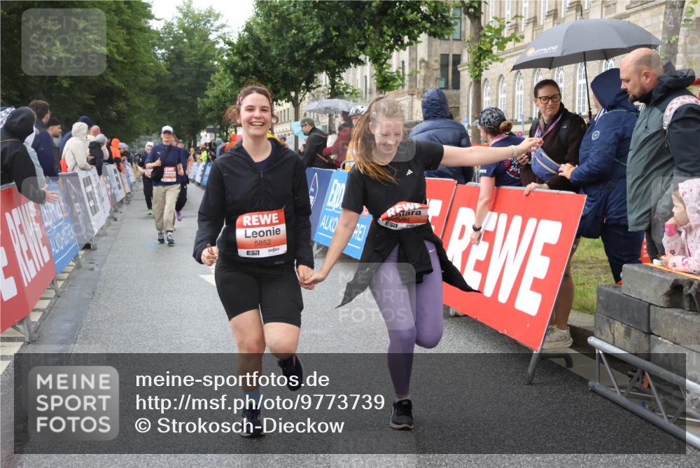 14.06.2026 - REWE Women's Run Strokosch-Dieckow http://msf.ph/oto/9773739 14.06.2026 11:08:37 Ziel 5175, 5296, 5411, 5414, 5459, 5851, 5852, 5875, 5900, 5931, 5949, 5994 meine-sportfotos.de