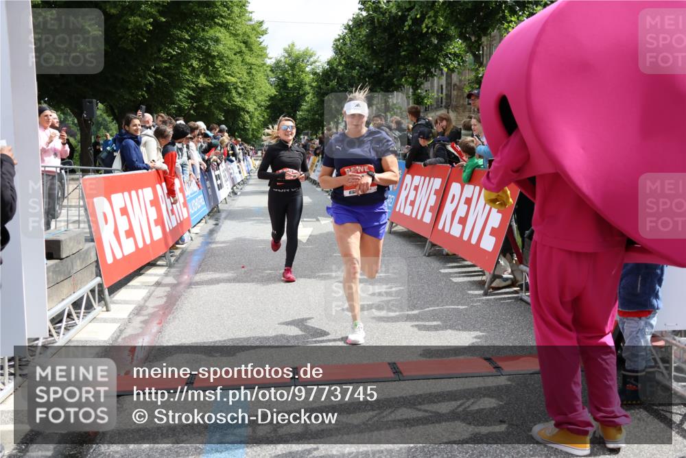 14.06.2026 - REWE Women's Run Strokosch-Dieckow http://msf.ph/oto/9773745 14.06.2026 10:54:15 Ziel 5477, 5652 meine-sportfotos.de