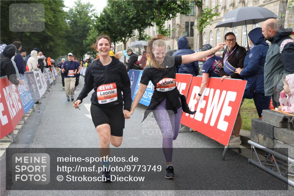 14.06.2026 - REWE Women's Run Strokosch-Dieckow http://msf.ph/oto/9773749 14.06.2026 11:08:37 Ziel 5175, 5296, 5411, 5414, 5459, 5851, 5852, 5875, 5900, 5931, 5949, 5994 meine-sportfotos.de