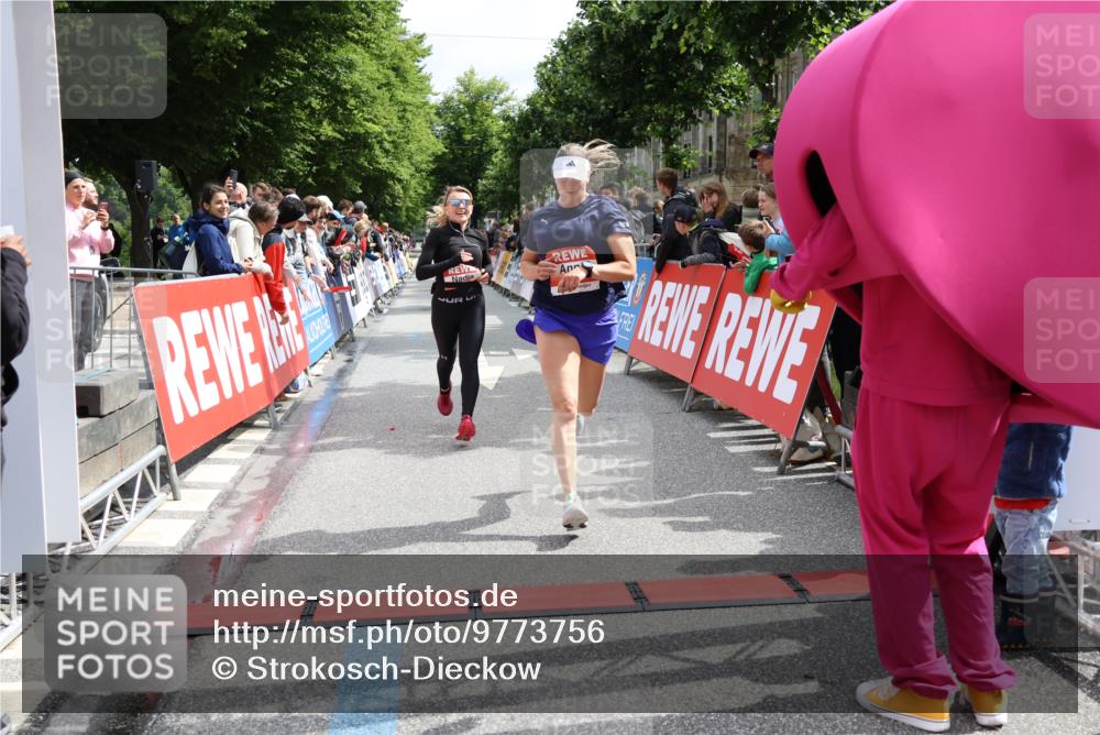 14.06.2026 - REWE Women's Run Strokosch-Dieckow http://msf.ph/oto/9773756 14.06.2026 10:54:15 Ziel 5477, 5652 meine-sportfotos.de