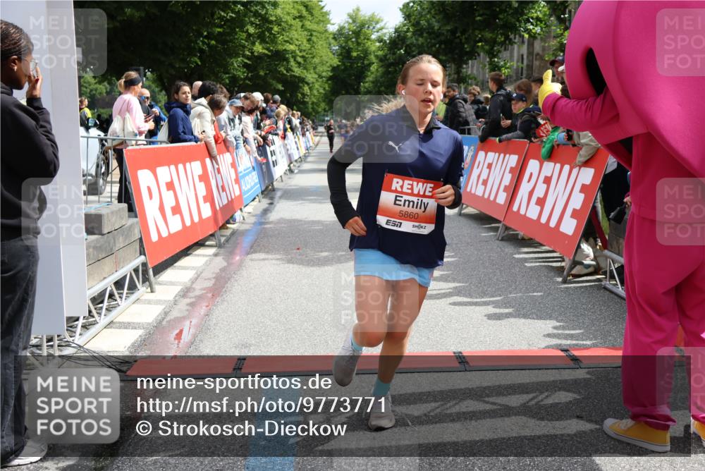 14.06.2026 - REWE Women's Run Strokosch-Dieckow http://msf.ph/oto/9773771 14.06.2026 10:54:06 Ziel 5164, 5860, 5975 meine-sportfotos.de