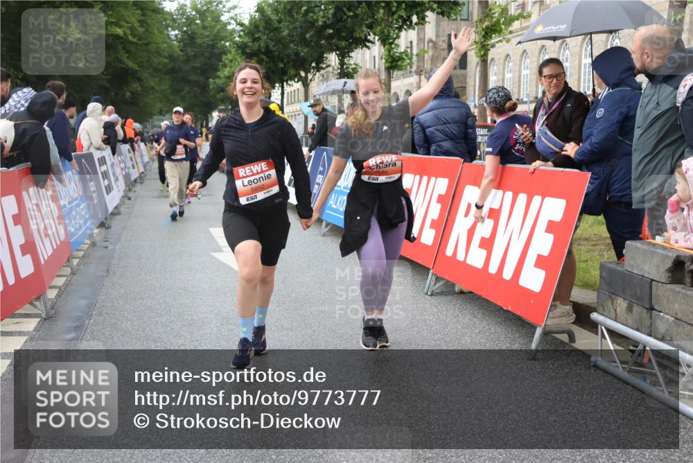 14.06.2026 - REWE Women's Run Strokosch-Dieckow http://msf.ph/oto/9773777 14.06.2026 11:08:36 Ziel 5175, 5296, 5411, 5459, 5851, 5852, 5875, 5900, 5931, 5949, 5994 meine-sportfotos.de