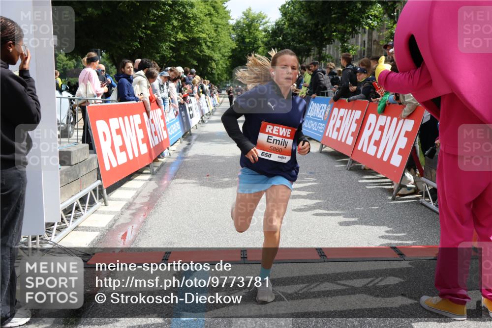 14.06.2026 - REWE Women's Run Strokosch-Dieckow http://msf.ph/oto/9773781 14.06.2026 10:54:06 Ziel 5164, 5860, 5975 meine-sportfotos.de