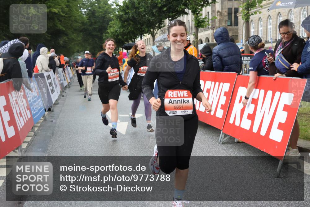 14.06.2026 - REWE Women's Run Strokosch-Dieckow http://msf.ph/oto/9773788 14.06.2026 11:08:35 Ziel 5175, 5296, 5411, 5459, 5851, 5852, 5875, 5900, 5931, 5949, 5994 meine-sportfotos.de