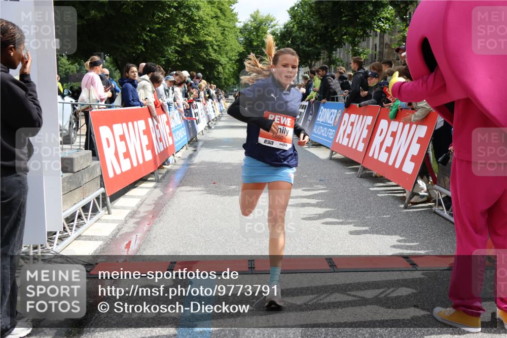 14.06.2026 - REWE Women's Run Strokosch-Dieckow http://msf.ph/oto/9773791 14.06.2026 10:54:06 Ziel 5164, 5860, 5975 meine-sportfotos.de