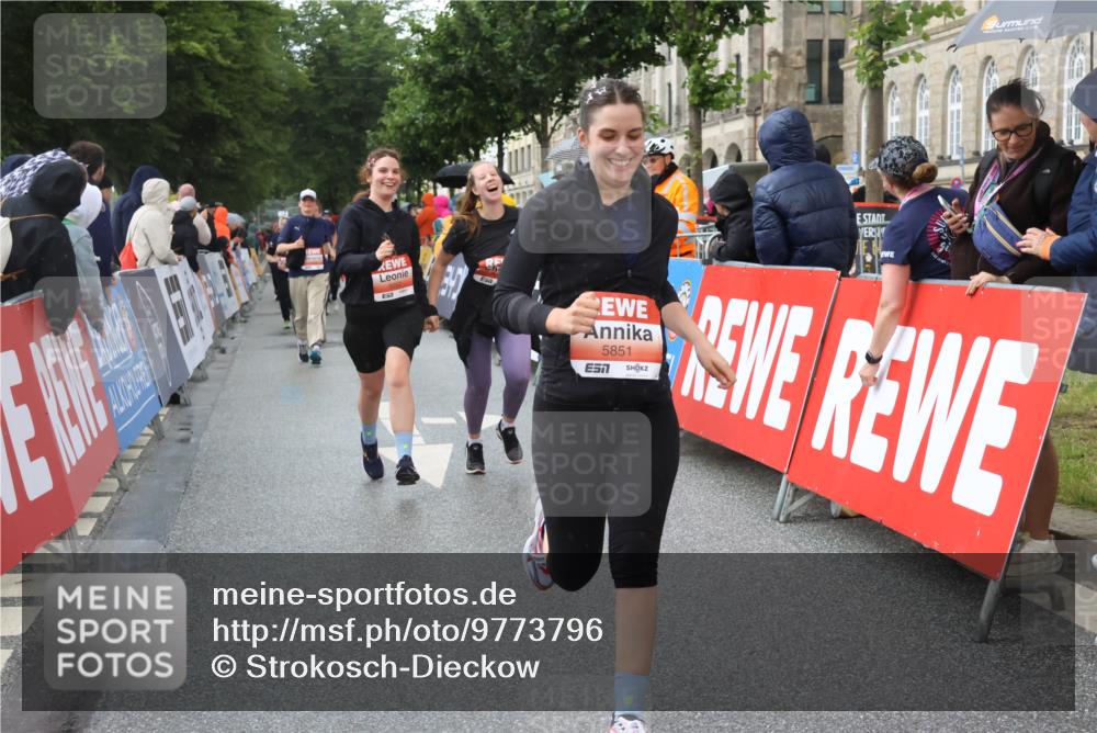 14.06.2026 - REWE Women's Run Strokosch-Dieckow http://msf.ph/oto/9773796 14.06.2026 11:08:35 Ziel 5175, 5296, 5411, 5459, 5851, 5852, 5875, 5900, 5931, 5949, 5994 meine-sportfotos.de