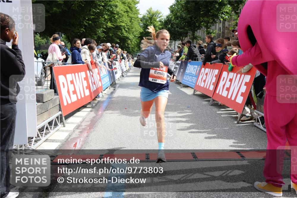 14.06.2026 - REWE Women's Run Strokosch-Dieckow http://msf.ph/oto/9773803 14.06.2026 10:54:06 Ziel 5164, 5860, 5975 meine-sportfotos.de