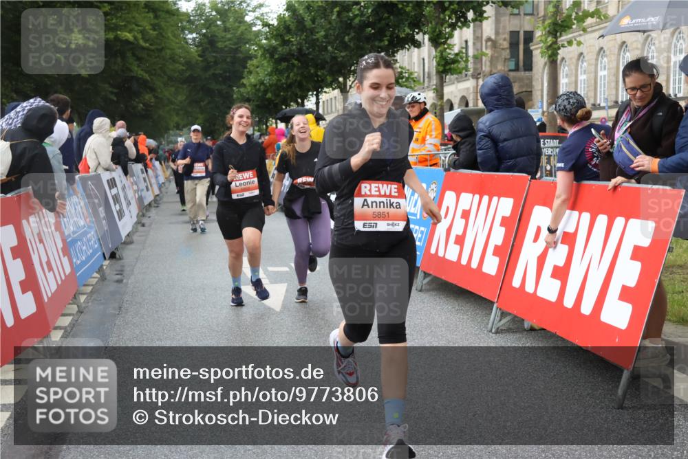 14.06.2026 - REWE Women's Run Strokosch-Dieckow http://msf.ph/oto/9773806 14.06.2026 11:08:35 Ziel 5175, 5296, 5411, 5459, 5851, 5852, 5875, 5900, 5931, 5949, 5994 meine-sportfotos.de
