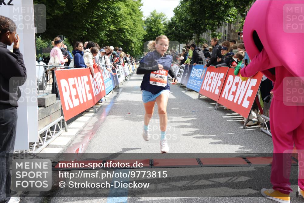 14.06.2026 - REWE Women's Run Strokosch-Dieckow http://msf.ph/oto/9773815 14.06.2026 10:54:06 Ziel 5164, 5860, 5975 meine-sportfotos.de