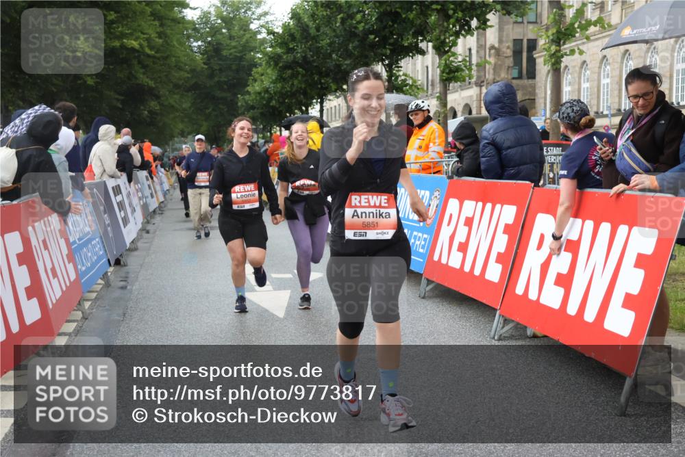 14.06.2026 - REWE Women's Run Strokosch-Dieckow http://msf.ph/oto/9773817 14.06.2026 11:08:35 Ziel 5175, 5296, 5411, 5459, 5851, 5852, 5875, 5900, 5931, 5949, 5994 meine-sportfotos.de