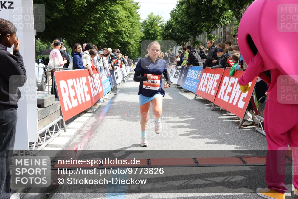 14.06.2026 - REWE Women's Run Strokosch-Dieckow http://msf.ph/oto/9773826 14.06.2026 10:54:06 Ziel 5164, 5860, 5975 meine-sportfotos.de