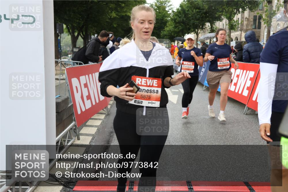 14.06.2026 - REWE Women's Run Strokosch-Dieckow http://msf.ph/oto/9773842 14.06.2026 11:08:31 Ziel 5175, 5253, 5296, 5411, 5459, 5597, 5807, 5875, 5900, 5931, 5949 meine-sportfotos.de