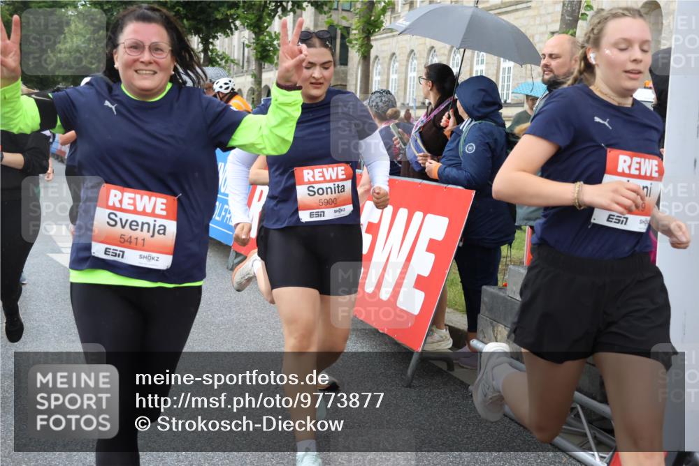 14.06.2026 - REWE Women's Run Strokosch-Dieckow http://msf.ph/oto/9773877 14.06.2026 11:08:30 Ziel 5175, 5253, 5296, 5411, 5459, 5597, 5807, 5875, 5900, 5931, 5949 meine-sportfotos.de
