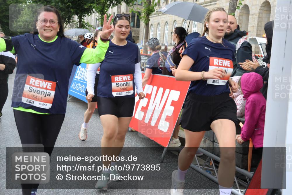 14.06.2026 - REWE Women's Run Strokosch-Dieckow http://msf.ph/oto/9773895 14.06.2026 11:08:30 Ziel 5175, 5253, 5296, 5411, 5459, 5597, 5807, 5875, 5900, 5931, 5949 meine-sportfotos.de