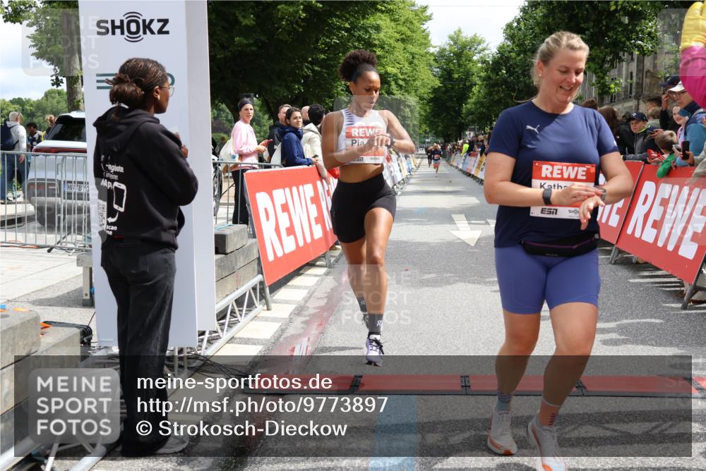 14.06.2026 - REWE Women's Run Strokosch-Dieckow http://msf.ph/oto/9773897 14.06.2026 10:53:59 Ziel 5164, 5975 meine-sportfotos.de