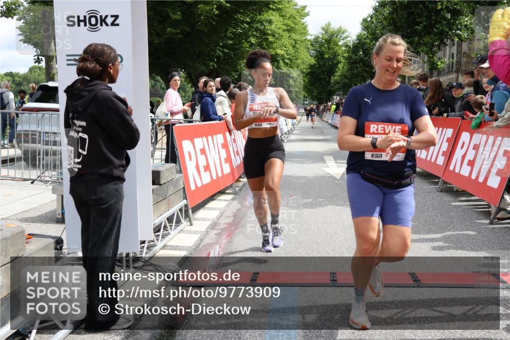 14.06.2026 - REWE Women's Run Strokosch-Dieckow http://msf.ph/oto/9773909 14.06.2026 10:53:59 Ziel 5164, 5975 meine-sportfotos.de