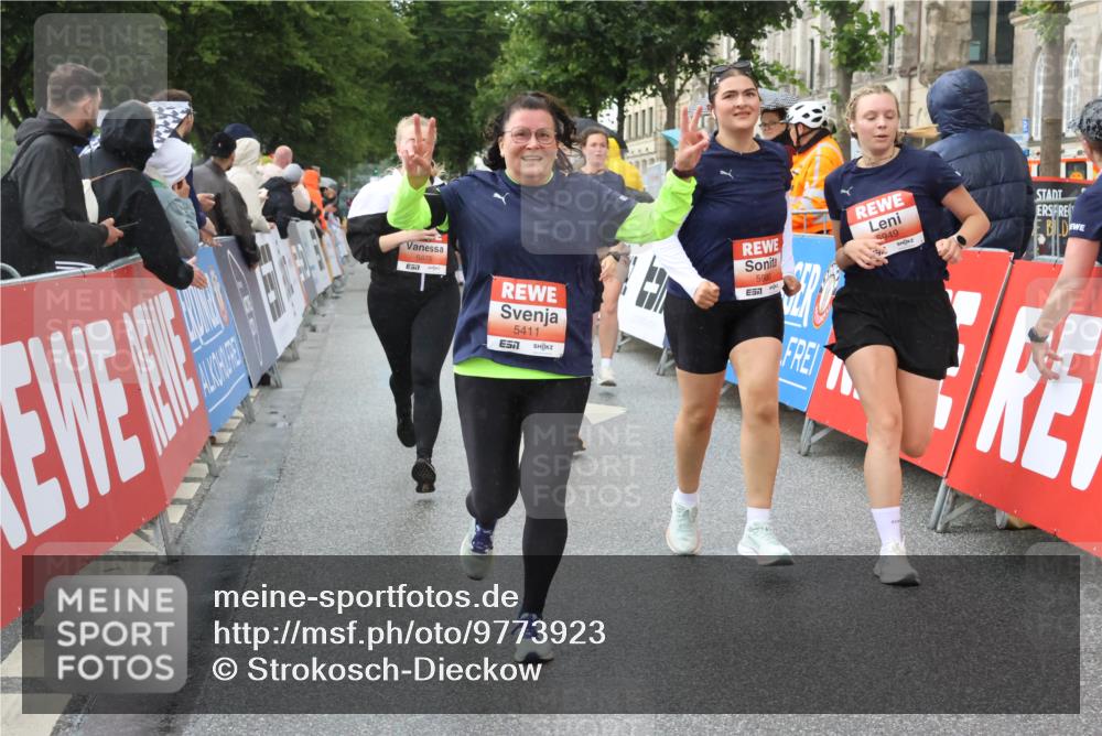 14.06.2026 - REWE Women's Run Strokosch-Dieckow http://msf.ph/oto/9773923 14.06.2026 11:08:29 Ziel 5175, 5201, 5253, 5296, 5411, 5459, 5597, 5807, 5875, 5900, 5931, 5949 meine-sportfotos.de