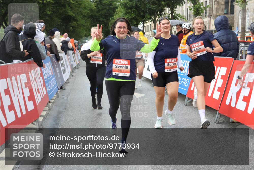 14.06.2026 - REWE Women's Run Strokosch-Dieckow http://msf.ph/oto/9773934 14.06.2026 11:08:29 Ziel 5175, 5201, 5253, 5296, 5411, 5459, 5597, 5807, 5875, 5900, 5931, 5949 meine-sportfotos.de
