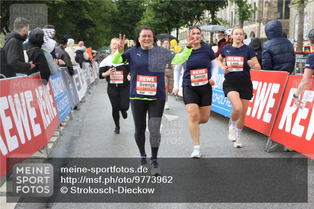 14.06.2026 - REWE Women's Run Strokosch-Dieckow http://msf.ph/oto/9773962 14.06.2026 11:08:29 Ziel 5175, 5201, 5253, 5296, 5411, 5459, 5597, 5807, 5875, 5900, 5931, 5949 meine-sportfotos.de