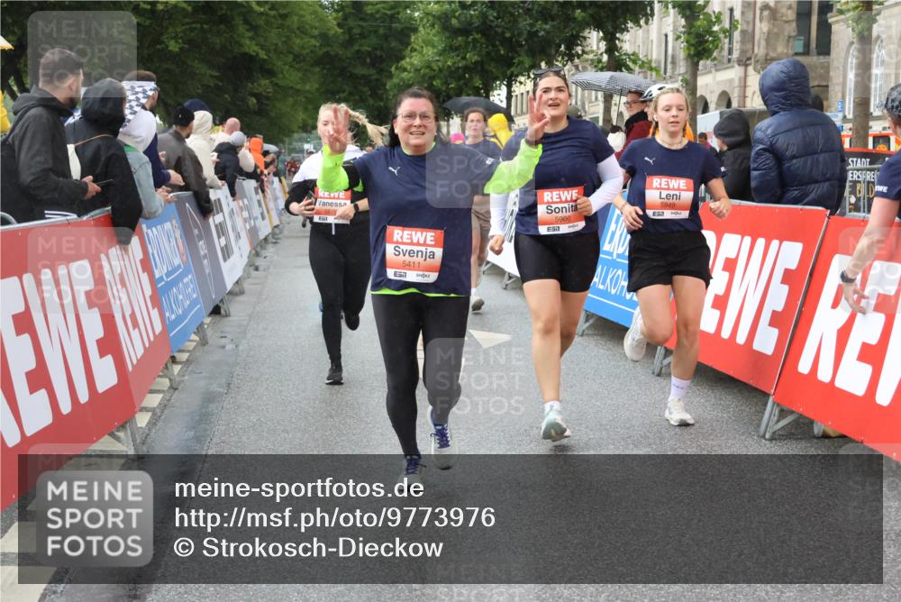 14.06.2026 - REWE Women's Run Strokosch-Dieckow http://msf.ph/oto/9773976 14.06.2026 11:08:29 Ziel 5175, 5201, 5253, 5296, 5411, 5459, 5597, 5807, 5875, 5900, 5931, 5949 meine-sportfotos.de