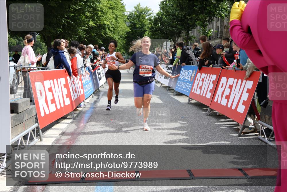 14.06.2026 - REWE Women's Run Strokosch-Dieckow http://msf.ph/oto/9773989 14.06.2026 10:53:58 Ziel 5164, 5975 meine-sportfotos.de