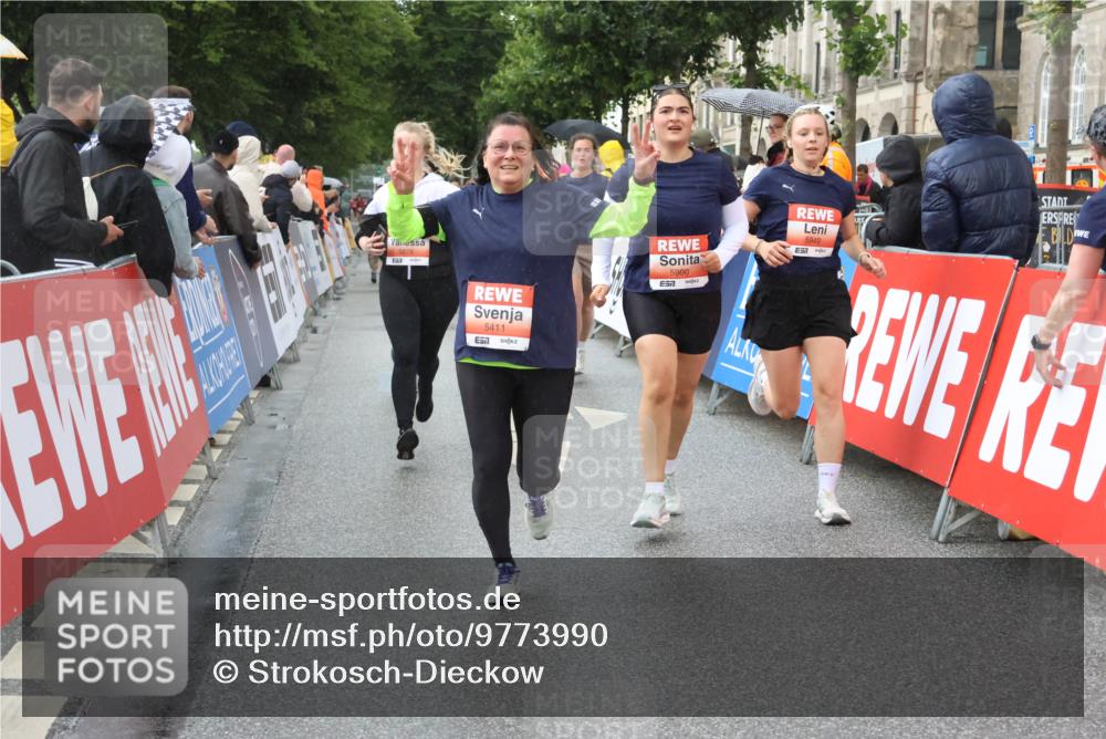 14.06.2026 - REWE Women's Run Strokosch-Dieckow http://msf.ph/oto/9773990 14.06.2026 11:08:29 Ziel 5175, 5201, 5253, 5296, 5411, 5459, 5597, 5807, 5875, 5900, 5931, 5949 meine-sportfotos.de
