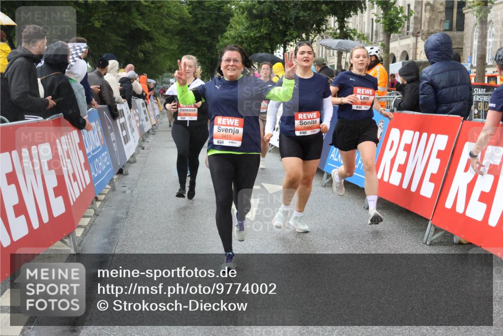 14.06.2026 - REWE Women's Run Strokosch-Dieckow http://msf.ph/oto/9774002 14.06.2026 11:08:29 Ziel 5175, 5201, 5253, 5296, 5411, 5459, 5597, 5807, 5875, 5900, 5931, 5949 meine-sportfotos.de