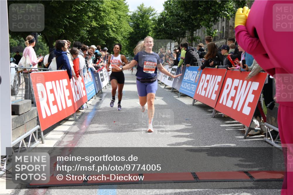 14.06.2026 - REWE Women's Run Strokosch-Dieckow http://msf.ph/oto/9774005 14.06.2026 10:53:58 Ziel 5164, 5975 meine-sportfotos.de