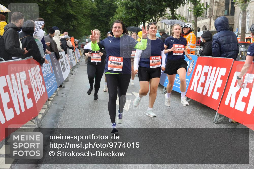14.06.2026 - REWE Women's Run Strokosch-Dieckow http://msf.ph/oto/9774015 14.06.2026 11:08:29 Ziel 5175, 5201, 5253, 5296, 5411, 5459, 5597, 5807, 5875, 5900, 5931, 5949 meine-sportfotos.de