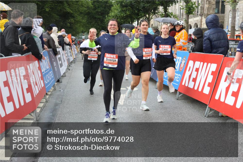 14.06.2026 - REWE Women's Run Strokosch-Dieckow http://msf.ph/oto/9774028 14.06.2026 11:08:28 Ziel 5175, 5201, 5253, 5296, 5411, 5459, 5597, 5807, 5875, 5900, 5931, 5949 meine-sportfotos.de