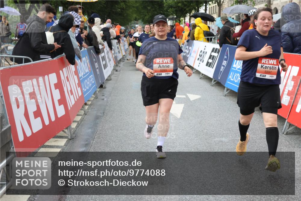 14.06.2026 - REWE Women's Run Strokosch-Dieckow http://msf.ph/oto/9774088 14.06.2026 11:08:25 Ziel 5016, 5019, 5201, 5206, 5253, 5478, 5597, 5807 meine-sportfotos.de