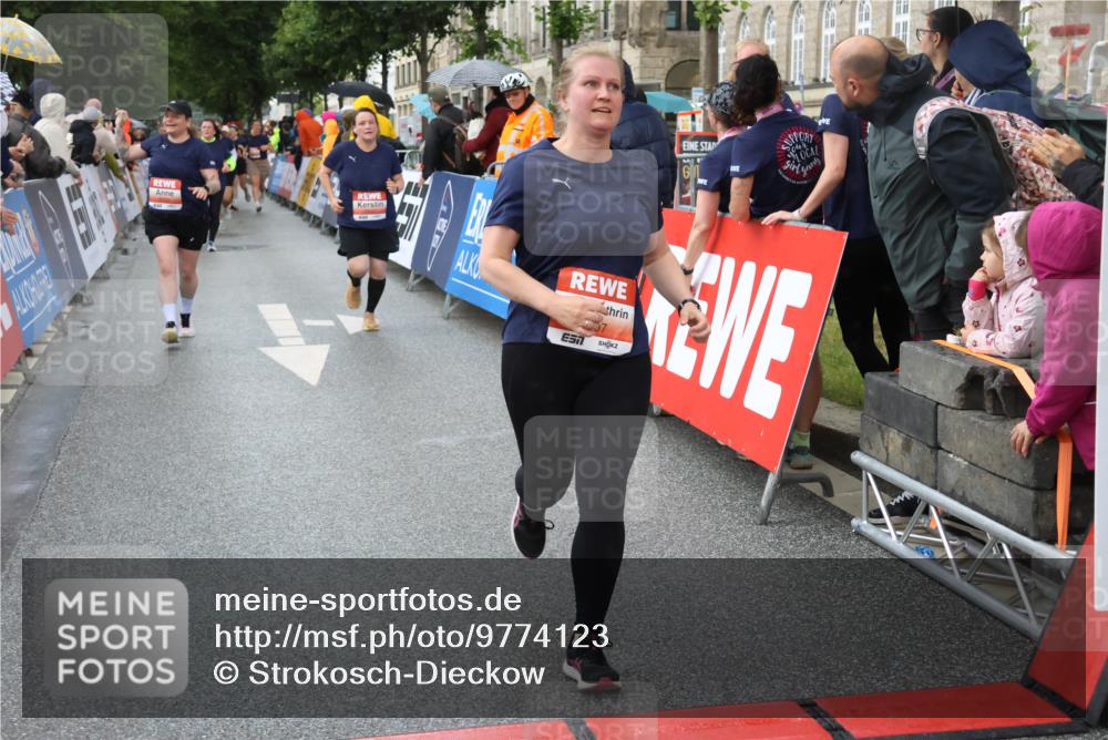 14.06.2026 - REWE Women's Run Strokosch-Dieckow http://msf.ph/oto/9774123 14.06.2026 11:08:23 Ziel 5016, 5018, 5019, 5201, 5206, 5253, 5478, 5597, 5807 meine-sportfotos.de