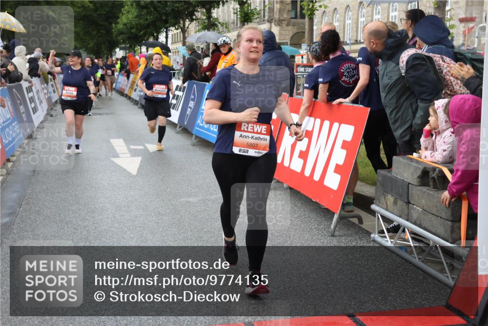 14.06.2026 - REWE Women's Run Strokosch-Dieckow http://msf.ph/oto/9774135 14.06.2026 11:08:23 Ziel 5016, 5018, 5019, 5201, 5206, 5253, 5478, 5597, 5807 meine-sportfotos.de