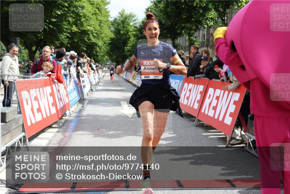 14.06.2026 - REWE Women's Run Strokosch-Dieckow http://msf.ph/oto/9774140 14.06.2026 10:53:39 Ziel 5026, 5109 meine-sportfotos.de
