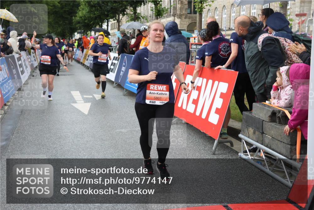 14.06.2026 - REWE Women's Run Strokosch-Dieckow http://msf.ph/oto/9774147 14.06.2026 11:08:23 Ziel 5016, 5018, 5019, 5201, 5206, 5253, 5478, 5597, 5807 meine-sportfotos.de