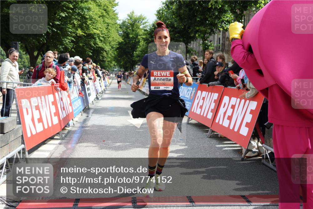 14.06.2026 - REWE Women's Run Strokosch-Dieckow http://msf.ph/oto/9774152 14.06.2026 10:53:39 Ziel 5026, 5109 meine-sportfotos.de