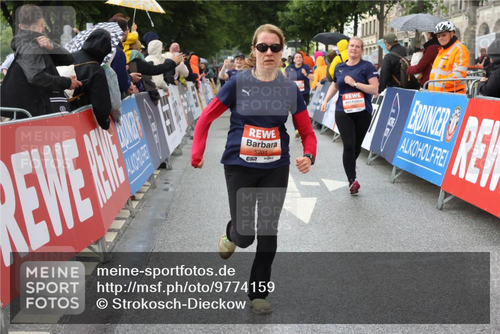 14.06.2026 - REWE Women's Run Strokosch-Dieckow http://msf.ph/oto/9774159 14.06.2026 11:08:21 Ziel 5016, 5018, 5019, 5201, 5206, 5478, 5807 meine-sportfotos.de