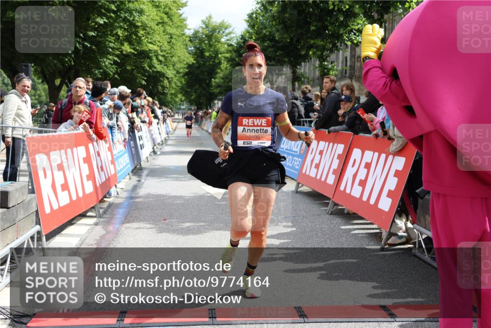 14.06.2026 - REWE Women's Run Strokosch-Dieckow http://msf.ph/oto/9774164 14.06.2026 10:53:38 Ziel 5026, 5109 meine-sportfotos.de