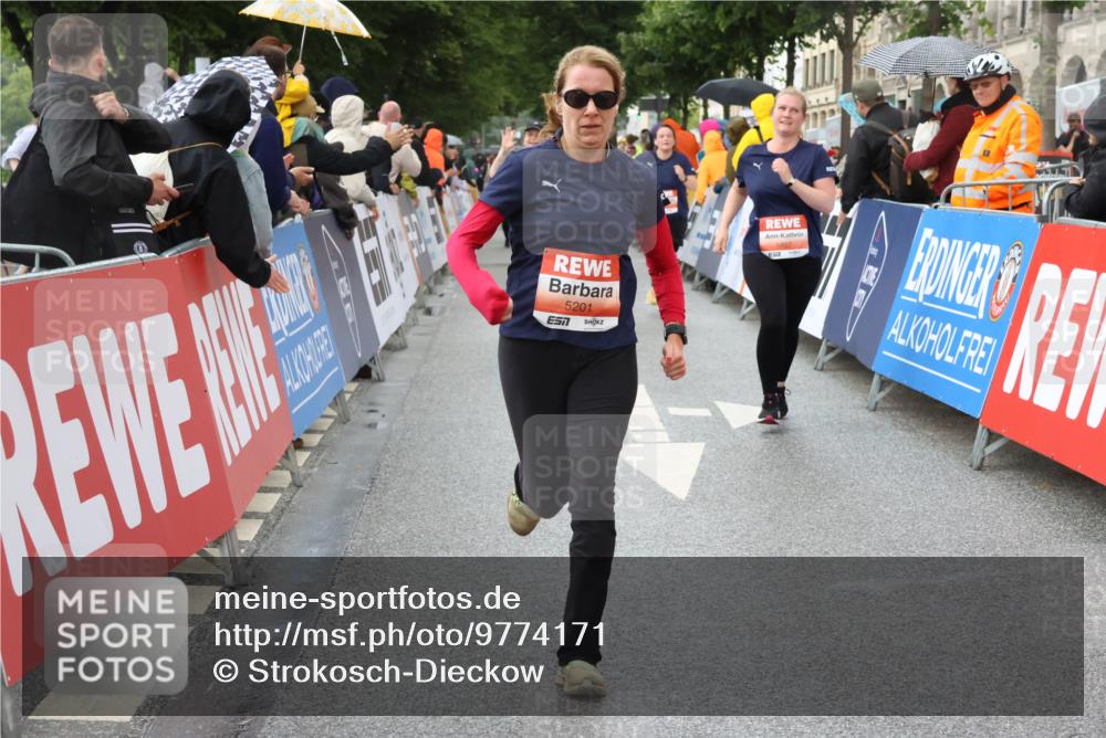 14.06.2026 - REWE Women's Run Strokosch-Dieckow http://msf.ph/oto/9774171 14.06.2026 11:08:21 Ziel 5016, 5018, 5019, 5201, 5206, 5478, 5807 meine-sportfotos.de